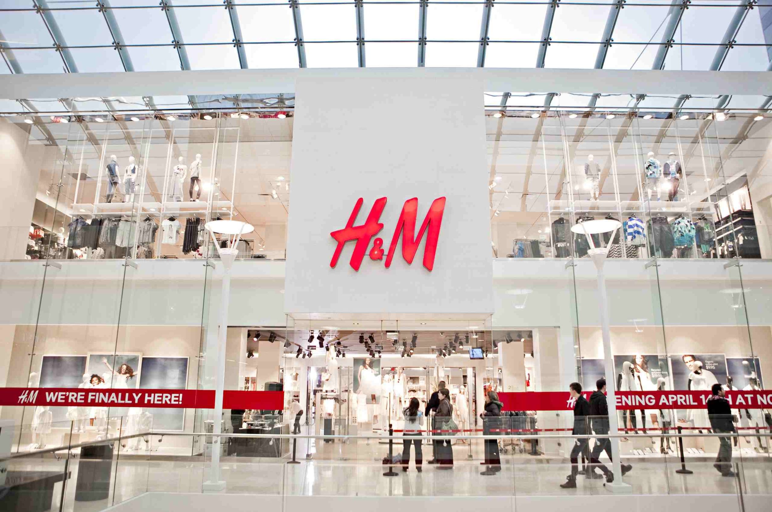 H&M bố trí hệ thống theo dõi hành vi của khách hàng ở trước cửa hàng nơi trưng bày những bộ sưu tập mới nắm bắt được nhu cầu của họ - ứng dụng của chuyển đổi số trong hoạt động Marketing