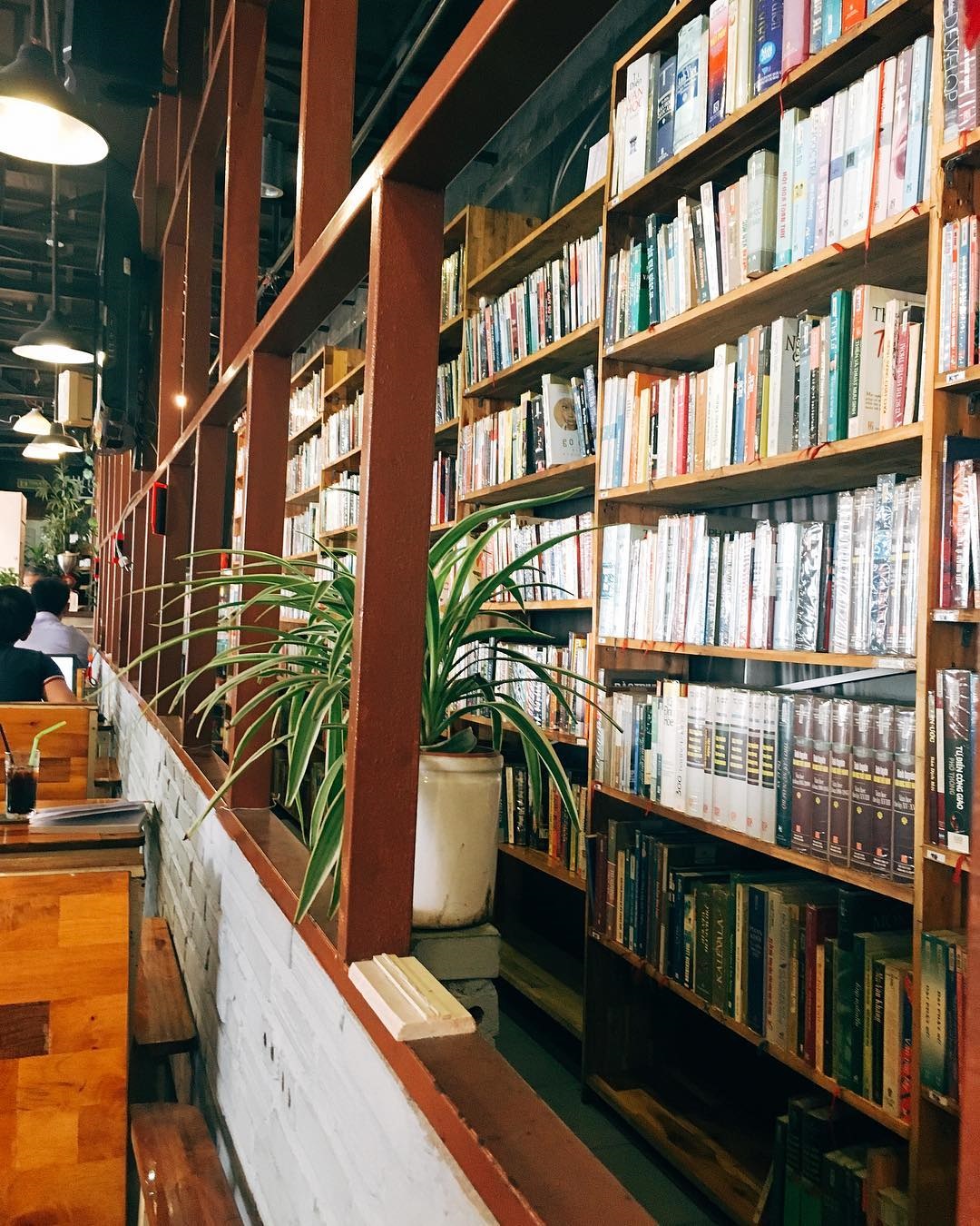 Quán cà phê sách của Hub Book Coffee cùng khối lượng đầu sách đồ sộ 